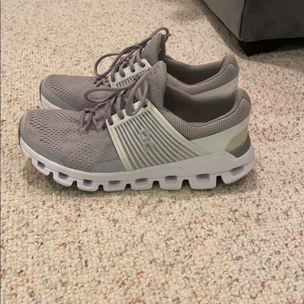On cloudswift running shoes size 7
